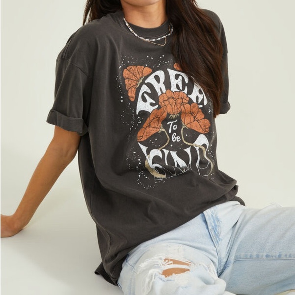 Altar’d State - Free to be Kind Graphic Tee in Vintage Black (NWT) - Size : S